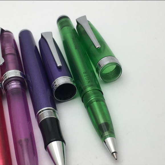 Levenger Bomber Jacket Pen Wrap Set with 5 Ballpoint Pens - Picture 5 of 11